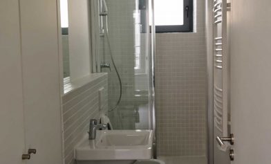 Salle de bain d'un logement dans un ensemble immobilier
